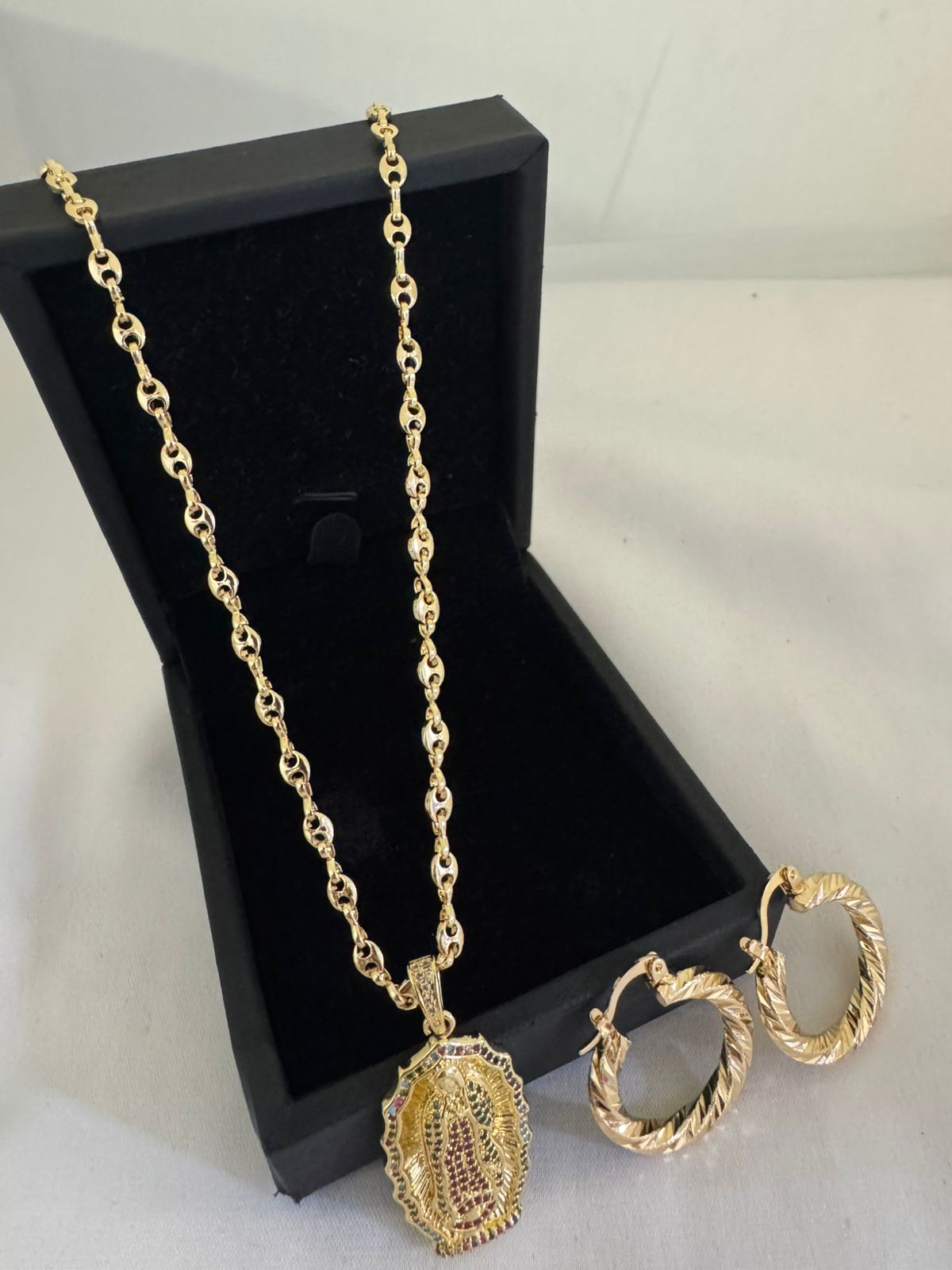 Conjunto Dama: Gucci 45 cm + Guadalupe + Candongas