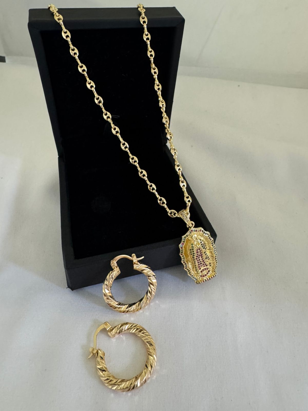 Conjunto Dama: Gucci 45 cm + Guadalupe + Candongas