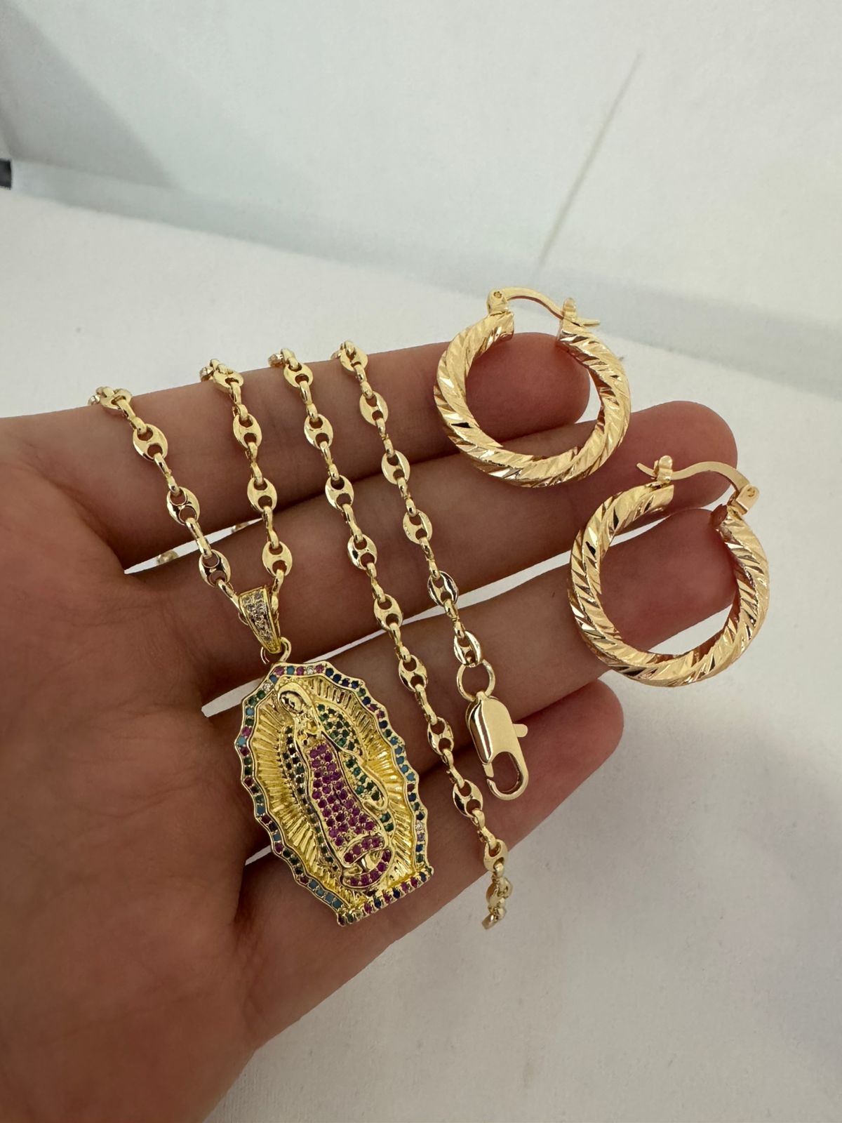 Conjunto Dama: Gucci 45 cm + Guadalupe + Candongas