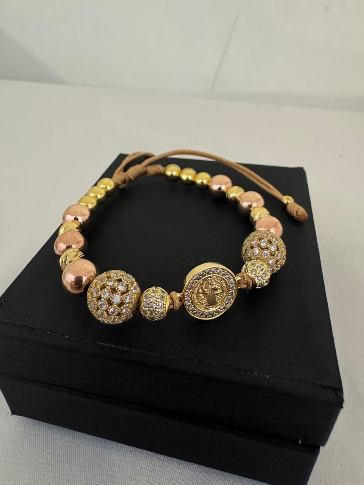 Pulsera San Benito Oro Rosa + Bola de Fuego