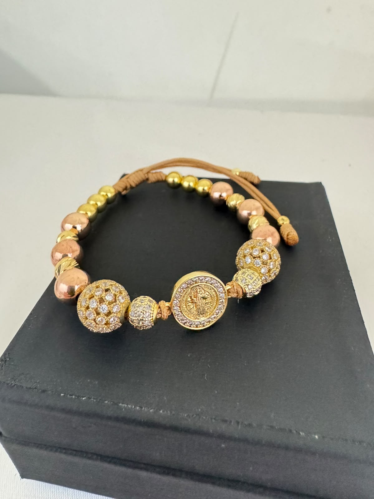 Pulsera San Benito Oro Rosa + Bola de Fuego