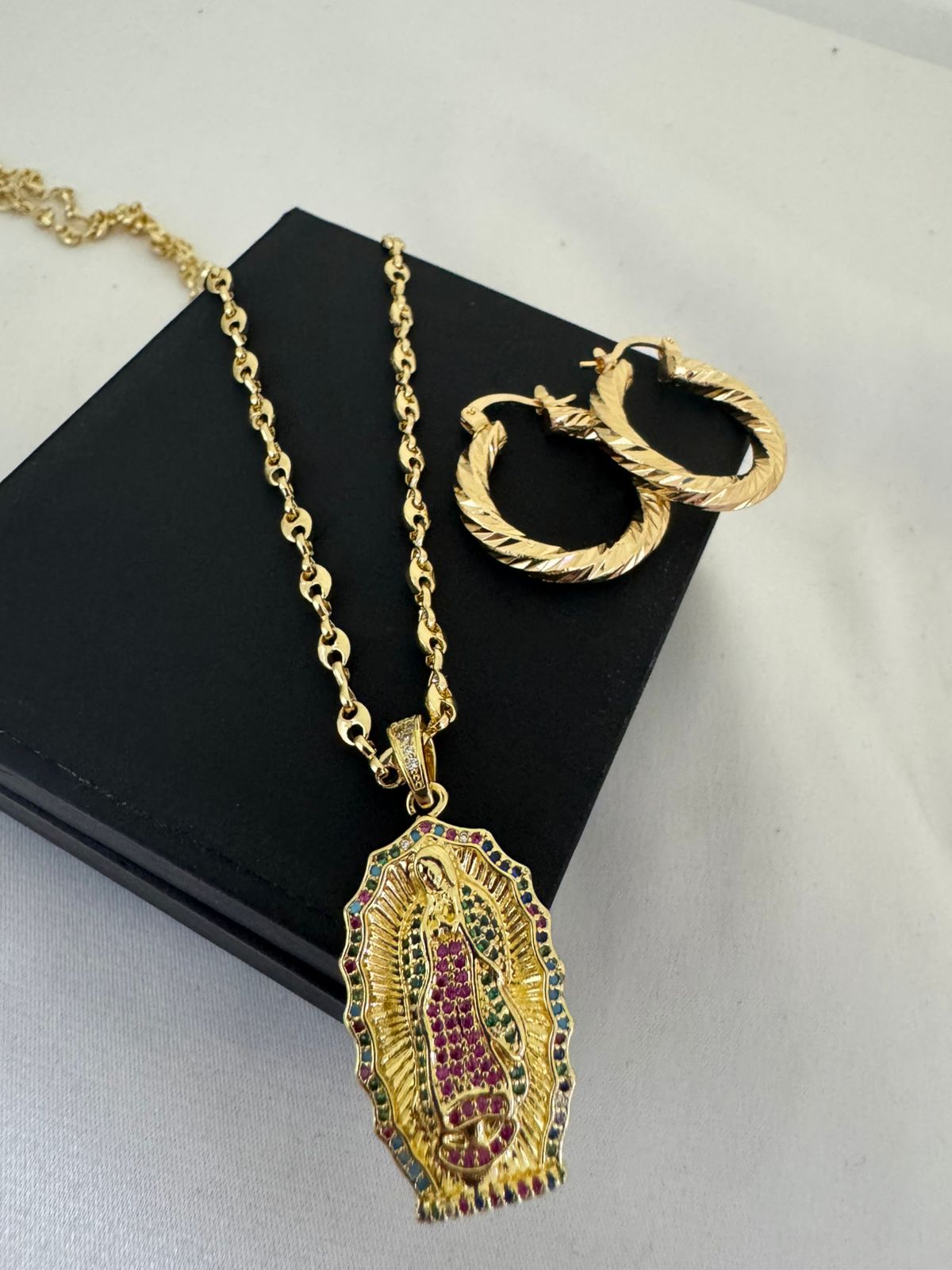 Conjunto Dama: Gucci 45 cm + Guadalupe + Candongas